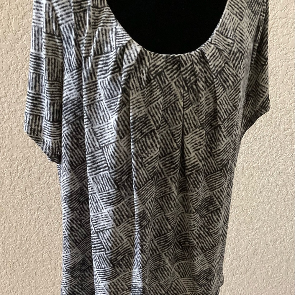 Worthington Gray Graphic Short Sleeve Blouse